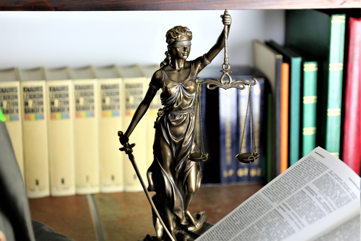 Justizia-hat-Recht-gesprochen-Justiz-Statue-zu-Gerichtsurteil
